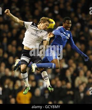 Tottenham Hotspur's Roman Pavlyuchenko (links) und Chelsea's Jon Obi Mikel (Rechts) Kämpfe um den Ball in der Luft Stockfoto