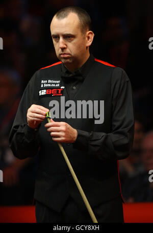 Wales' Mark Williams am Tisch im Finale gegen den Schottlands John Higgins während der UK Championships 12Bet.Com im Telford International Centre, Telford. Stockfoto