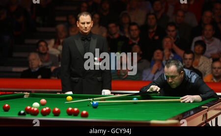 Schottlands John Higgins am Tisch während seines Finalsiegs 10-9 gegen Wales' Mark Williams während der UK Championships 12Bet.Com im Telford International Centre, Telford. Stockfoto