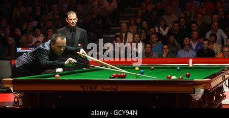 Schottlands John Higgins am Tisch während seines Finalsiegs 10-9 gegen Wales' Mark Williams während der UK Championships 12Bet.Com im Telford International Centre, Telford. Stockfoto