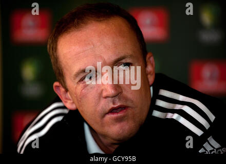 England-Coach Andy Flower bei einer Pressekonferenz im Teamhotel in Perth, Australien. Stockfoto