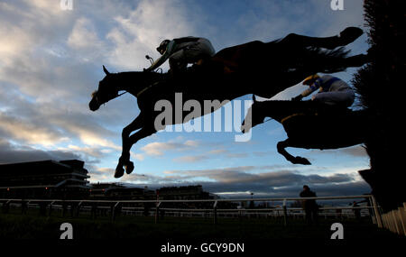 Jockey Dougie Costello auf Midnight Chase führt das Feld als Sie springen während des Majordomo Hospitality Handicap Kirchturm Chase Stockfoto