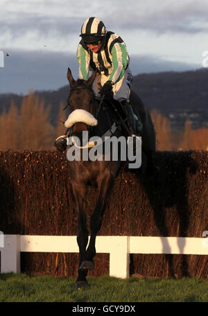 Jockey Dougie Costello auf Midnight Chase springt während des Majordomo Hospitality Handicap Chase Stockfoto