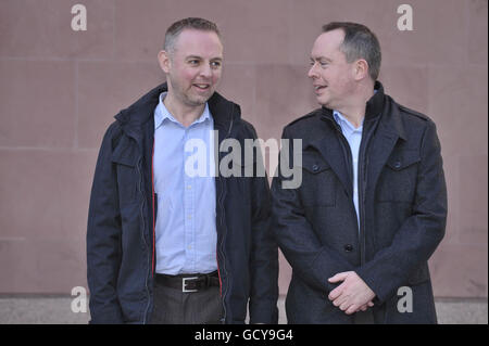 Das schwule Paar Steven Preddy (links) und Martyn Hall vor dem Bristol County Court, wo sie Peter und Hazelmary Bull verklagen, weil sie sich geweigert haben, ihnen ein Doppelbett in ihrem kornischen Hotel zu teilen. Stockfoto