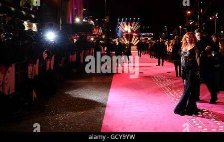 Burlesque-Premiere - London. Cher bei der Premiere von Burlesque am Empire Leicester Square in London. Stockfoto