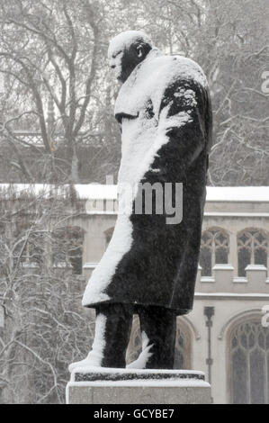Eine Statue von Winston Churchill auf dem Parliament Square ist mit Schnee bedeckt, wenn das Winterwetter in die Hauptstadt zurückkehrt. Stockfoto