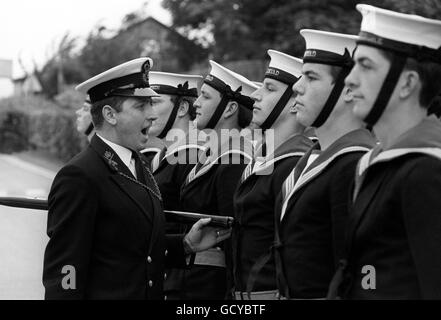 Chief Petty Officer Philip Greenaway, der Befehle an einige Segler der Royal Navy ausgab, die die Route für die Hochzeit von Prinz Charles und Lady Diana Spencer anführen werden. Etwa 250 Männer werden für die Veranstaltung im HMS Excellent, Whale Island, Portsmouth, ausgebildet. Stockfoto