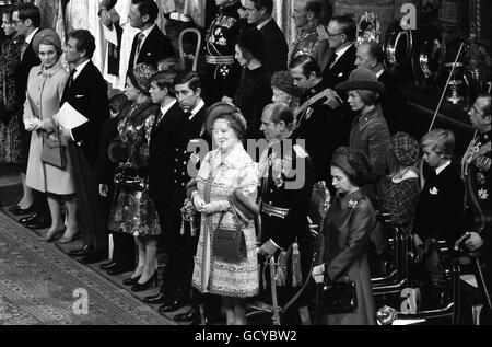 Während des Hochzeitsdienstes von Prinzessin Anne stehen (von links) Prinzessin und Prinz Richard von Gloucester; die Herzogin von Gloucester; Lord Snowdon, Prinzessin Margaret; Prinz Andrew; Prinz Charles; Die Königin Mutter; der Herzog von Edinburgh und die Königin. Stockfoto