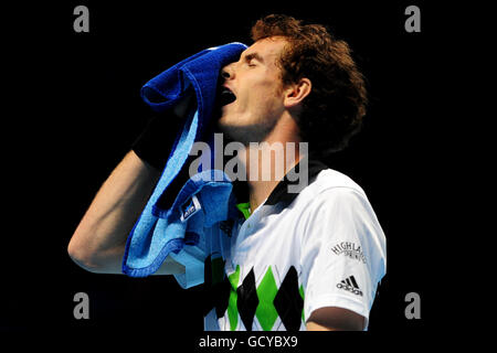 Tennis - Barclays ATP World Tennis Tour Finale - Tag fünf - O2 Arena. Der britische Andy Murray zeigt seine Enttäuschung während seines Spiels gegen den spanischen David Ferrer Stockfoto