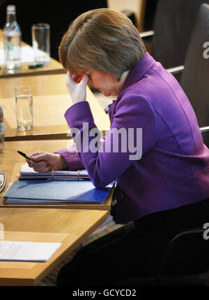 Die schottische stellvertretende erste Ministerin Nicola Sturgeon wartet darauf, dass die Fragen des Ersten Ministers im schottischen Parlament in Edinburgh beginnen. Stockfoto