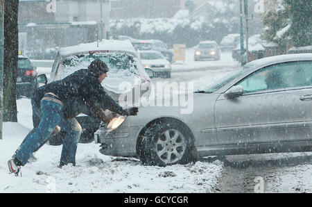 Gestrandete Autos im Stadtzentrum von Dublin, da weitere schwere Schneefälle verheerende Schäden für die Autofahrer der Stadt verursachen. Stockfoto