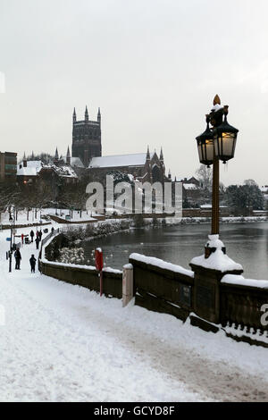 Eine allgemeine Ansicht der Worcester Kathedrale am Ufer Der Fluss Severn Stockfoto