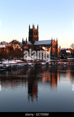 Eine allgemeine Ansicht der Worcester Kathedrale am Ufer Der Fluss Severn als die Sonne untergeht Stockfoto