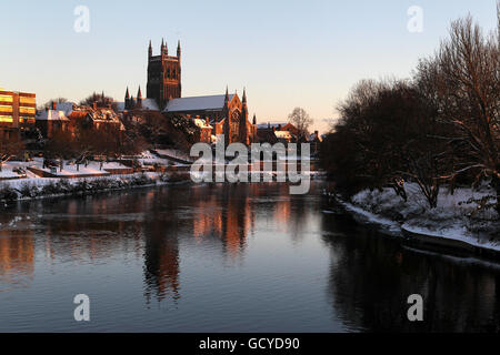 Eine allgemeine Ansicht der Worcester Kathedrale am Ufer Der Fluss Severn als die Sonne untergeht Stockfoto