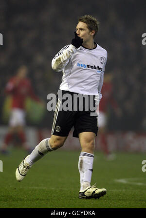 Kris Commons von Derby County feiert sein Tor mit einer Nachricht an Nottingham Forest Fans, die während des npower Championship-Spiels auf dem City Ground, Nottingham, Missbrauch riefen. Stockfoto