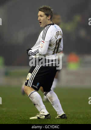 Kris Commons von Derby County feiert sein Tor mit einer Nachricht an Nottingham Forest Fans, die während des npower Championship-Spiels auf dem City Ground, Nottingham, Missbrauch riefen. Stockfoto