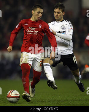 Radoslaw Majewski von Nottingham Forest (links) hält eine Herausforderung von James Bailey von Derby County während des npower Championship-Spiels auf dem City Ground in Nottingham ab. Stockfoto