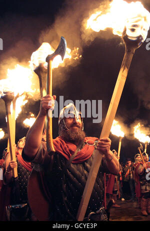 Fackelträger fahren auf Edinburghs Royal Mile nach Calton Hill und beginnen damit die Hogmanay-Feierlichkeiten in Edinburgh. Stockfoto