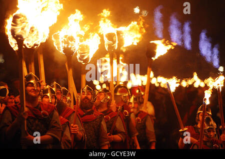 Fackelträger fahren auf Edinburghs Royal Mile nach Calton Hill und beginnen damit die Hogmanay-Feierlichkeiten in Edinburgh. Stockfoto