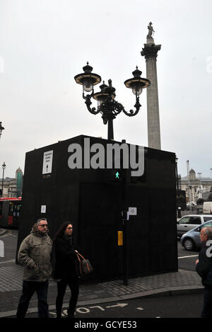 Ein verzierter Laternenpfosten wird von einer Holzkiste umgeben, um ihn vor der Öffentlichkeit zu schützen, die das neue Jahr am Trafalgar Square im Zentrum von London erwartet wird. Stockfoto