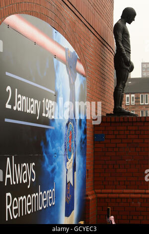 John Greigs Statue mit Blick auf den Edmiston Drive zu Ehren der 66 Rangers Anhänger, die am 2. Januar 1971 im Ibrox Stadium, Glasgow, an den Ausstiegsstufen zwischen Copland und North Enclosure starben. Stockfoto