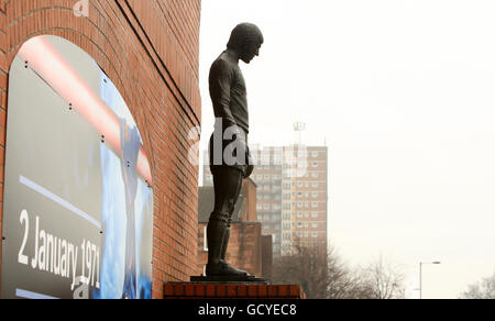 John Greigs Statue mit Blick auf den Edmiston Drive zu Ehren der 66 Rangers Anhänger, die am 2. Januar 1971 im Ibrox Stadium, Glasgow, an den Ausstiegsstufen zwischen Copland und North Enclosure starben. Stockfoto