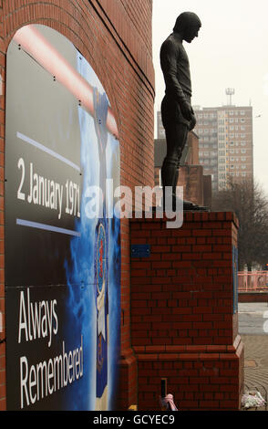 John Greigs Statue mit Blick auf den Edmiston Drive zu Ehren der 66 Rangers Anhänger, die am 2. Januar 1971 im Ibrox Stadium, Glasgow, an den Ausstiegsstufen zwischen Copland und North Enclosure starben. Stockfoto