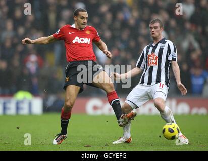 Fußball - Barclays Premier League - West Bromwich Albion gegen Manchester United - The Hawthorns. Rio Ferdinand von Manchester United (links) und Chris Brunt von West Bromwich Albion (rechts) Stockfoto