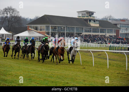 Pferderennen - National Hunt - Lingfield Park. Läufer und Fahrer des Marsh Green Novices' Hurdle Race machen sich auf dem Kurs an der Haupttribüne entlang Stockfoto