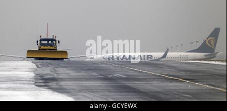 Ein Schneepflug versucht, die Startbahn am Liverpool John Lennon Airport zu räumen, nachdem das schlechte Wetter zuvor die Startbahn gezwungen hatte, zu schließen und Flüge umzuleiten. Stockfoto