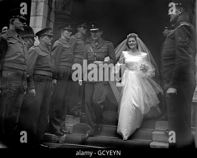 Mary Churchill, jüngste Tochter von Winston Churchill, nach ihrer Hochzeit mit Kapitän Christopher Soames in der St. Margaret's Church, Westminster, flankiert von einer Ehrenwache der Coldstream Guards. Stockfoto