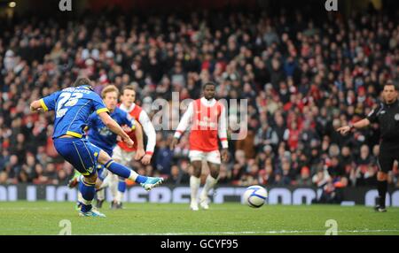 Robert Snodgrass von Leeds United (links) erzielt das erste Tor von Das Spiel von der Strafstelle Stockfoto