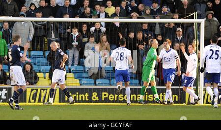 Maik Taylor von Birmingham City feiert, nachdem er eine Strafe aus gespart hat Millwall's Steve Morison (zweite links) Stockfoto