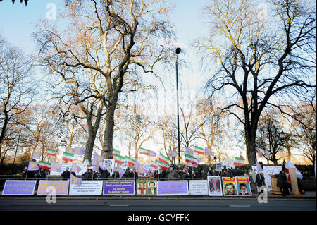 Mitglieder der iranischen Gemeinschaft demonstrieren vor der iranischen Botschaft in Prince's Gate, London, aus Protest gegen den kürzlichen Angriff auf die Bewohner von Camp Ashraf. Stockfoto