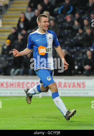 Callum McManaman von Wigan Athletic feiert das zweite Tor seiner Seiten beim dritten Runde im KC Stadium, Hull. Stockfoto