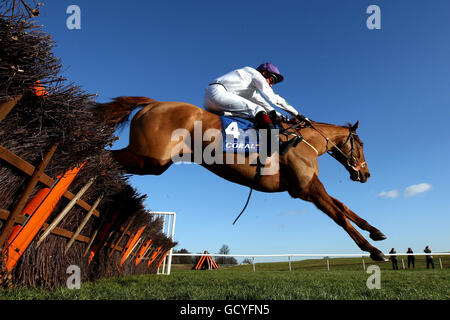 Marsh Warbler von Fearghal Davis geritten springen die letzte auf ihrem Weg zum Sieg in der Coral Future Champions Finale Juvenile Hürde während des Coral Welsh National Day auf der Chepstow Racecourse, Monmouthshire. Stockfoto