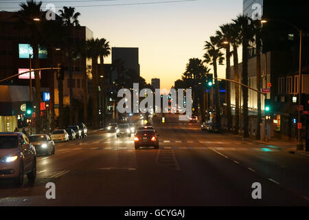 Verkehr am Santa Monica Boulevard Stockfoto