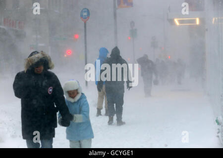 Während des Winterblizzards 2016, New York City, 23. Januar 2016, wackelt sich die Bevölkerung gegen starke Winde und starken Schnee Stockfoto