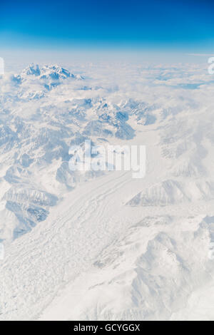 Luftaufnahme des Mt. McKinley (Denali) mit Wildleder Gletscher laufen in den Vordergrund, innen Alaska, USA, Winter mit Schnee bedeckt. Stockfoto