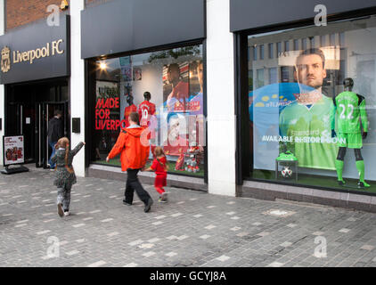 Offizielle Unterstützer des FC Liverpool kaufen Nachbaukit im Williamson Square, Merseyside, UK Liverpools Geschäftsviertel. Stockfoto