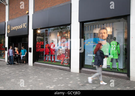 Offizieller Ladengeschäft des FC Liverpool für Nachbaukits in Williamson Square, Livepool, Merseyside, Großbritannien. Liverpools Geschäftsviertel. Stockfoto