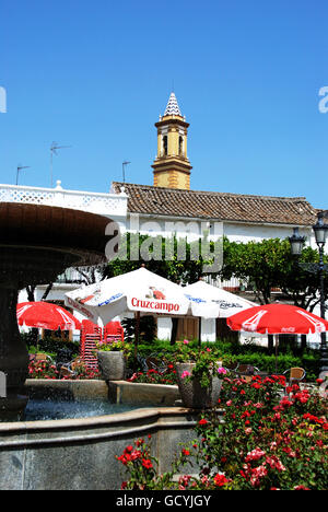 Brunnen und Bürgersteig Cafés auf dem Plaza Las Flores, Estepona, Provinz Malaga, Andalusien, Spanien, Westeuropa. Stockfoto