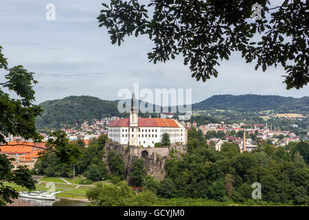 Decin Tschechische Republik Landschaft Nordböhmen Decin Burg auf einem Felsen über der Elbe und Stadt Tschechische Schlösser in landschaftlicher Landschaft Stockfoto