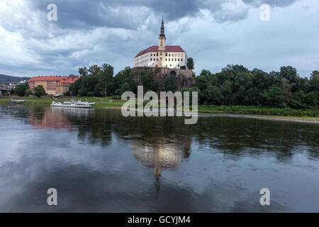 Decin Barockschloss auf einem Felsen über dem Fluss Elbe, Nord-Böhmen, Tschechische Republik Stockfoto