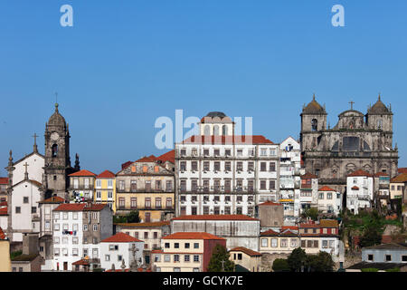 Die Skyline der Stadt von Porto in Portugal, Old Town, Sao Bento da Vitoria Kloster rechts Kirche Nossa Senhora da Vitoria links Stockfoto