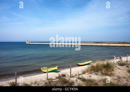 Pier und Strand mit Booten in Hel, Ferienort auf der Halbinsel Hel Ostsee und Danziger Bucht in Polen Stockfoto