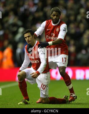 Robin van Persie (links) von Arsenal feiert das erste Tor seiner Seite Ziel des Spiels mit Teamkollege Alex Song (17) Stockfoto