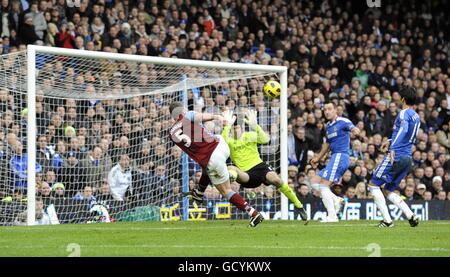 Fußball - Barclays Premier League - Chelsea / Aston Villa - Stamford Bridge. Richard Dunne von Aston Villa (links) schießt über die Bar. Stockfoto