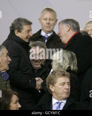 Fußball - Barclays Premier League - Wigan Athletic / Newcastle United - DW Stadium. Sir Alex Ferguson (rechts), Manager von Manchester United, und Roy Hodgson (links), Manager von Liverpool, auf den Tribünen. Stockfoto