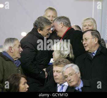 Fußball - Barclays Premier League - Wigan Athletic / Newcastle United - DW Stadium. Sir Alex Ferguson (rechts), Manager von Manchester United, und Roy Hodgson (links), Manager von Liverpool, auf den Tribünen. Stockfoto